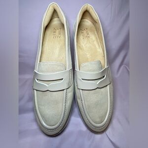 Naturalizer Aliz loafers in cream faux suede and patent leather. Size: US 9